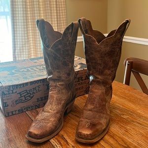 Justin’s women’s Bent Rail distressed leather boots